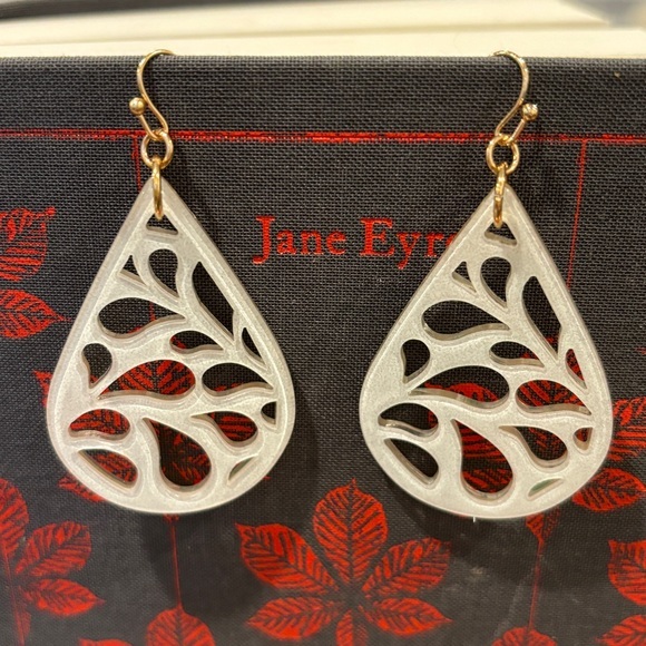 Tear drop‎ lazer cut white resin with clear coat finish earrings - Picture 8 of 9